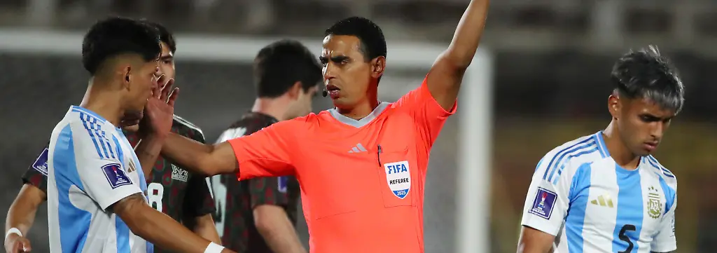 Futbol-Mexico-vs-Argentina-Mundial-sub-20-Chile-2025-El-arbitro-Jalal-Jayed-dirige-un-partido-de-cuartos-de-final-del-mundial-sub-20-entre-Mexico-y-Argentina-realizado-en-el-estadio-Nacional-de-Santiago-Chile-11-10-2025-Jonnathan-Oyarzun-Photosport-Football-Mexico-vs-Argentina-U-20-World-Cup-Championship-Referee-Jalal-Jayed-leads-a-quarterfinal-match-of-the-U-20-World-Cup-between-Mexico-and-Argentina-at-the-Nacional-stadium-in-Santiago-Chile