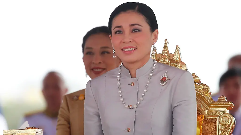 RUN1011-BANGKOK-THAILAND-09-05-2019-La-reina-Suthida-de-Tailandia-d-y-la-princesa-Bajrakitiyabha-i-asisten-este-jueves-la-Ceremonia-Real-del-Arado-en-Sanam-Luang-en-Bangkok-Tailandia-Tailandia-disfrutarss-este-ano-de-una-buena-cosecha-de-arroz-y-suficiente-lluvia-segun-la-prediccion-de-los-bueyes-sagrados-que-protagonizaron-hoy-un-antiguo-ritual-hindu-entre-la-fe-entusiasta-de-unos-y-el-escepticismo-de-otros