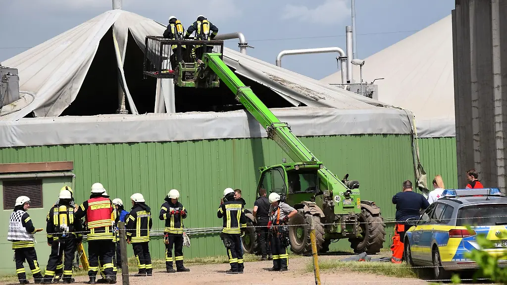 Feuerwehrleute-sind-an-einer-Biogasanlage-im-Einsatz-Ein-Arbeiter-ist-im-Landkreis-Wolfenbuettel-in-ein-Silo-gestuerzt-und-konnte-nicht-gerettet-werden