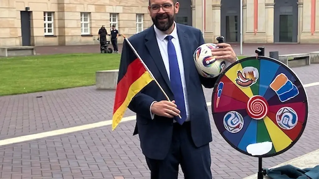 Brandenburg-ist-in-WM-Laune-natuerlich-auch-Sportminister-Gordon-Hoffmann-CDU