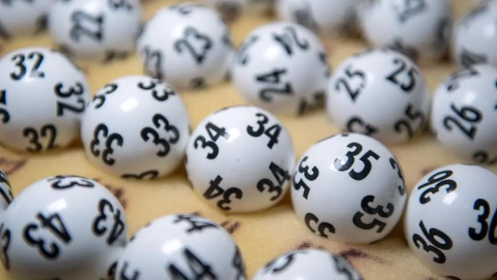 Ein-Koffer-mit-originalen-Lottozahlen-ist-zu-sehen