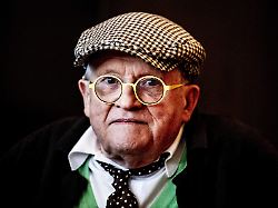 2019 02 27 17 04 08 AMSTERDAM Schilder David Hockney Staat De Pers Te Woord In Het Conservatorium Hotel Naar Aanleiding Van De Tentoonstelling Hockney Van Gogh The Joy Of Nature In Het Van Gogh Museum