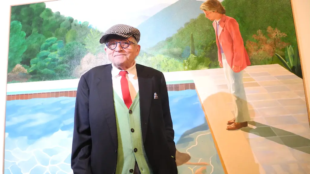 Der-Kuenstler-David-Hockney-steht-vor-seinem-Gemaelde-Portrait-of-an-Artist-Pool-with-Two-Figures-im-Metropolitan-Museum-of-Art-Das-Bucerius-Kunstforum-zeigt-im-kommenden-Jahr-eine-Retrospektive-des-britischen-Kuenstlers