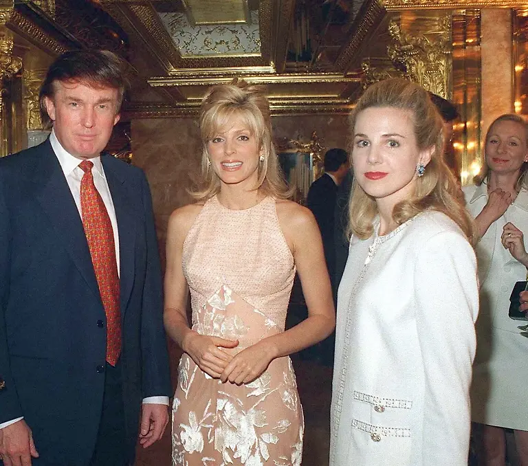 Am-12-6-1997-zeigte-sich-der-milliardenschwere-US-Immobilien-und-Gluecksspiel-Tycoon-Donald-Trump-zum-letzten-Mal-mit-seiner-Frau-Marla-Maples-mi-in-der-Oeffentlichkeit-Das-Ehepaar-hatte-zugesagt-gemeinsam-mit-der-Marchesa-Barel-di-Sant-Albano-r-als-Schirmherren-einer-Benefizveranstaltung-in-ihrem-Penthouse-im-Trump-Tower-in-New-York-zu-fungieren-Wenige-Tage-zuvor-hatte-Donald-Trump-die-Scheidung-von-seiner-Frau-Marla-eingereicht-Mit-dem-Ehevertrag-der-ihr-im-Fall-einer-Scheidung-bis-zu-2-5-Millionen-Dollar-sichert-ist-Marla-offenbar-nicht-mehr-zufrieden-Sie-hat-den-Pitbull-der-Scheidungsanwaelte-Robert-Stephan-Cohen-engagiert-der-Trumps-erster-Ehefrau-Ivana-eine-Abfindung-von-25-Millonen-Dollar-erstritten-hatte