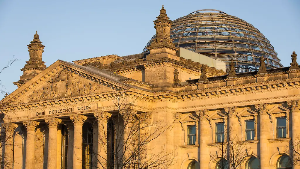 Reichstagsgebaeude-zum-Abendlicht-am-17-12-2025