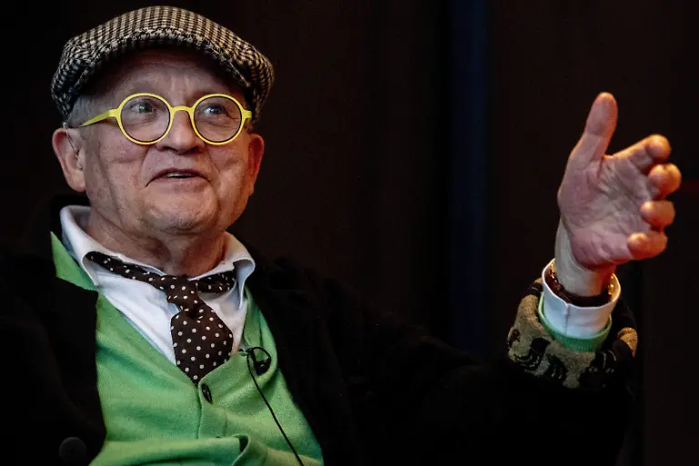2019-02-27-17-06-37-AMSTERDAM-Schilder-David-Hockney-staat-de-pers-te-woord-in-het-Conservatorium-Hotel-naar-aanleiding-van-de-tentoonstelling-Hockney-Van-Gogh-The-Joy-of-Nature-in-het-Van-Gogh-Museum