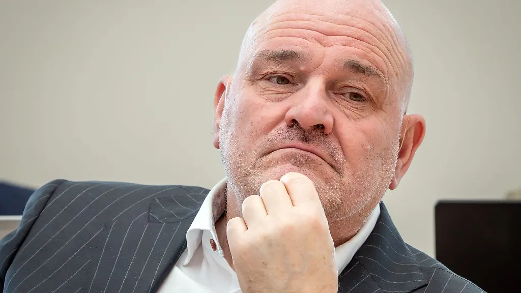 Brandenburgs-Verkehrsminister-Robert-Crumbach-SPD-ruft-die-Luftverkehrsbranche-auf-die-Senkung-der-Ticketsteuer-weiterzugeben