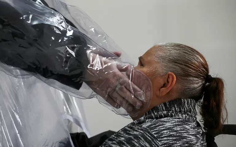 2020-06-02T000000Z-1342153909-RC201H9Y10CY-RTRMADP-3-HEALTH-CORONAVIRUS-BRAZIL-HUGS