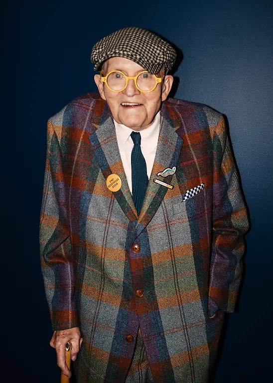David-Hockney-at-tHe-hang-of-his-latest-exhibiton-at-Annely-Juda-Fine-Art-in-hannover-Square-HE-is-exhibiting-his-Moon-Room-series-upstairs-And-in-the-main-gallery-Some-Very-Very-Very-New-Paintings-Not-Yet-Shown-in-Paris