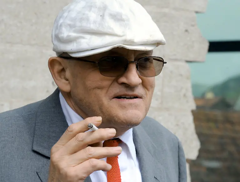 Der-Kuenstler-David-Hockney-aufgenommen-am-Freitag-24-04-2009-vor-der-Kunsthalle-Wuerth-in-Schwaebisch-Hall-Vom-27-April-bis-27-September-werden-in-der-Ausstellung-Nur-Natur-ueber-70-Arbeiten-des-Briten-aus-seiner-Heimat-Yorkshire-gezeigt