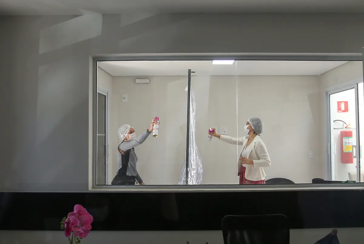 2020-06-02T000000Z-1449071730-RC201H9I1NC4-RTRMADP-3-HEALTH-CORONAVIRUS-BRAZIL-HUGS