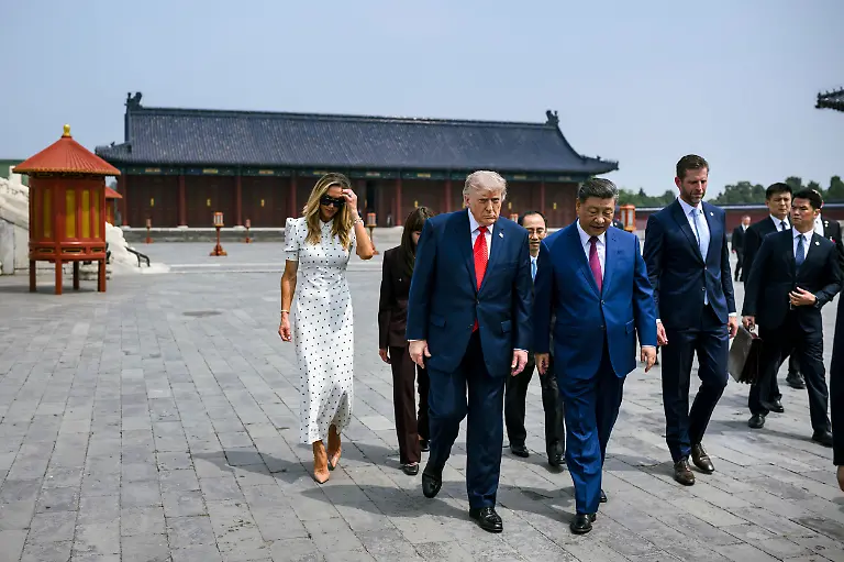 May-18-2026-Beijing-China-Chinese-President-Xi-Jinping-center-escorts-U-S-President-Donald-Trump-as-his-daughter-in-law-Lara-Trump-left-and-son-Eric-Trump-right-look-on-during-a-tour-of-the-Temple-of-Heaven-May-14-2026-in-Beijing-China