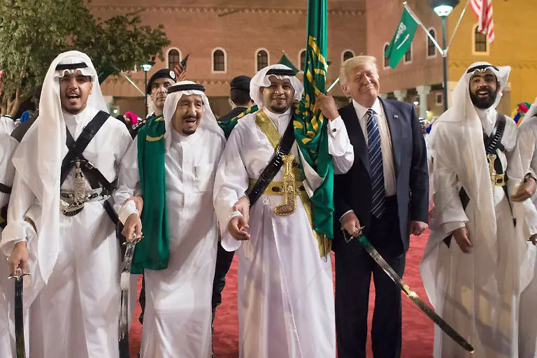 HANDOUT-Dieses-von-der-saudischen-Presseagentur-SPA-zur-Verfuegung-gestellte-Foto-zeigt-am-20-05-2017-US-Praesident-Donald-Trump-mit-einem-traditionellen-Schwert-bei-einer-Willkommenszeremonie-im-Murabba-Palast-in-Riad-Saudi-Arabien