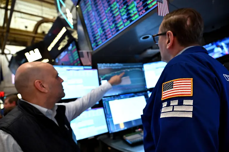 Stock-tradersd-looks-at-monitors-inside-the-New-York-Stock-Exchange-shortly-before-the-closing-bell-New-York-NY-March-26-2026-Stock-prices-fell-sharply-while-oil-prices-rose-with-the-Dow-Jones-Industial-Average-dropped-1-Nasdaq-sank-10-below-its-record
