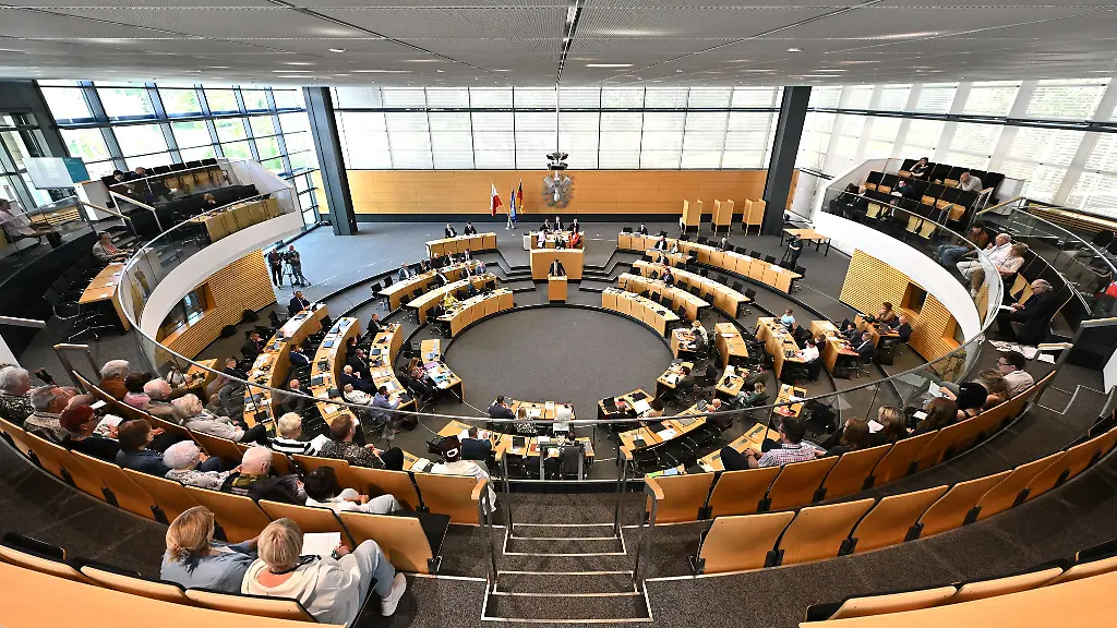 Die-AfD-macht-ihren-Bundesparteitag-im-Thueringer-Parlament-zum-Thema-einer-Debatte