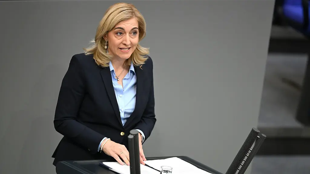 Ministerin-Warken-wirbt-stabile-Beitraege-seien-kein-Selbstzweck