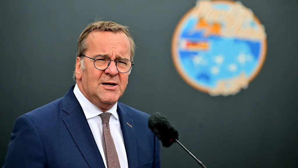 Verteidigungsminister-Boris-Pistorius-SPD-hat-noch-keine-Entscheidung-ueber-Projektpartner-fuer-die-Entwicklung-eines-neuen-Kampfflugzeugs-getroffen