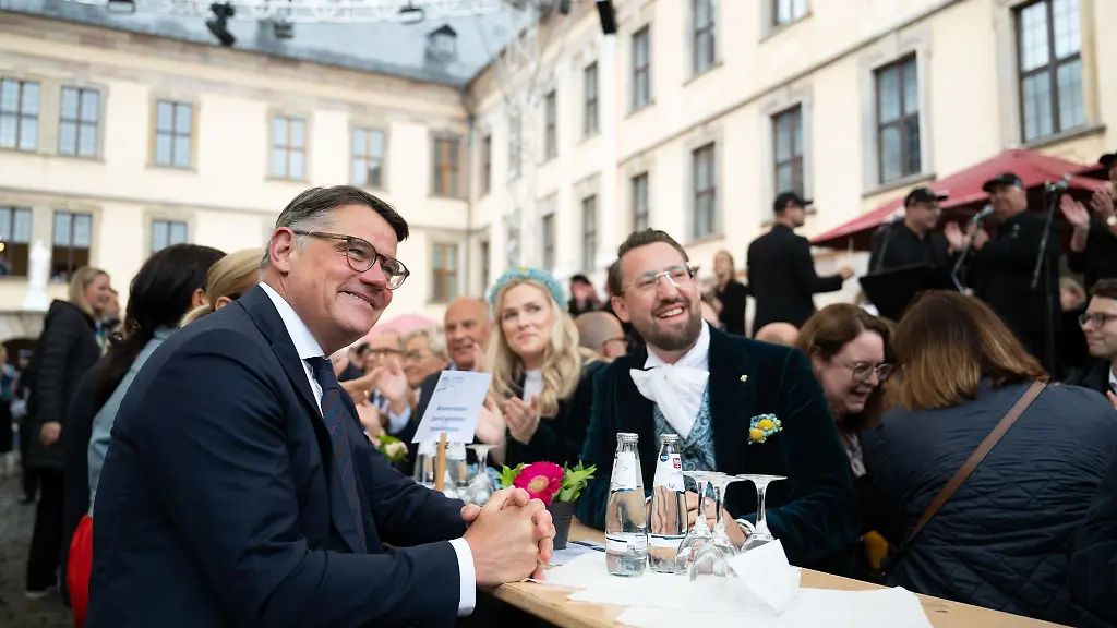 Super-Stimmung-beim-Hessentag-in-Fulda-lobt-Ministerpraesident-Rhein-die-Gastgeberstadt