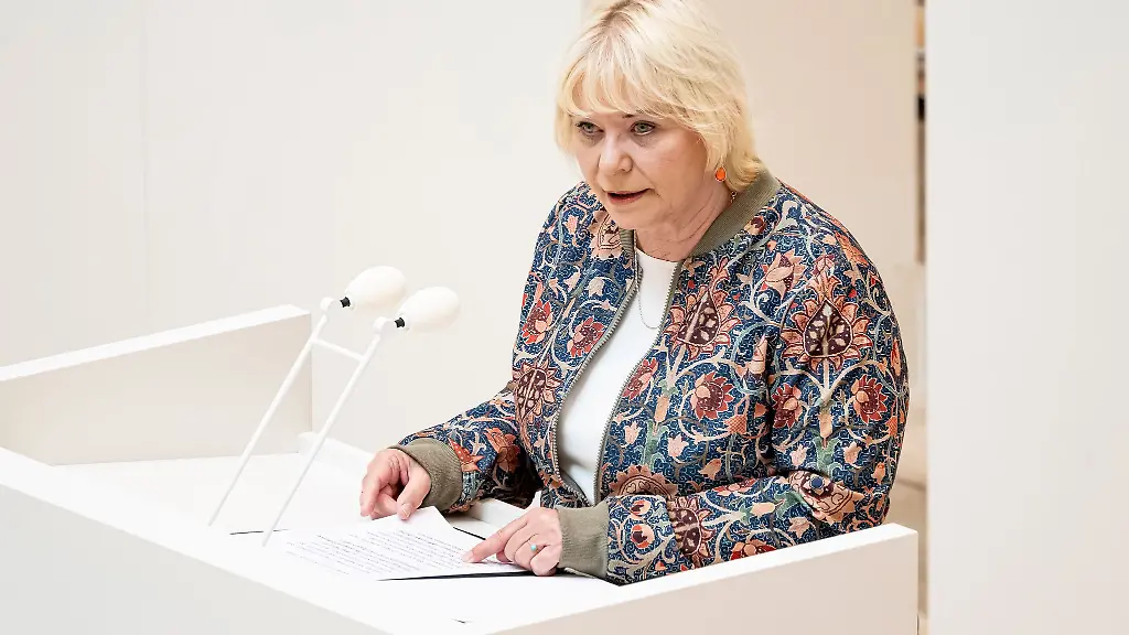 Brandenburgs-Landtagspraesidentin-Ulrike-Liedtke-hat-sich-anlaesslich-des-Nationalen-Veteranentages-bei-einer-Feierstunde-des-Landtags-geaeussert