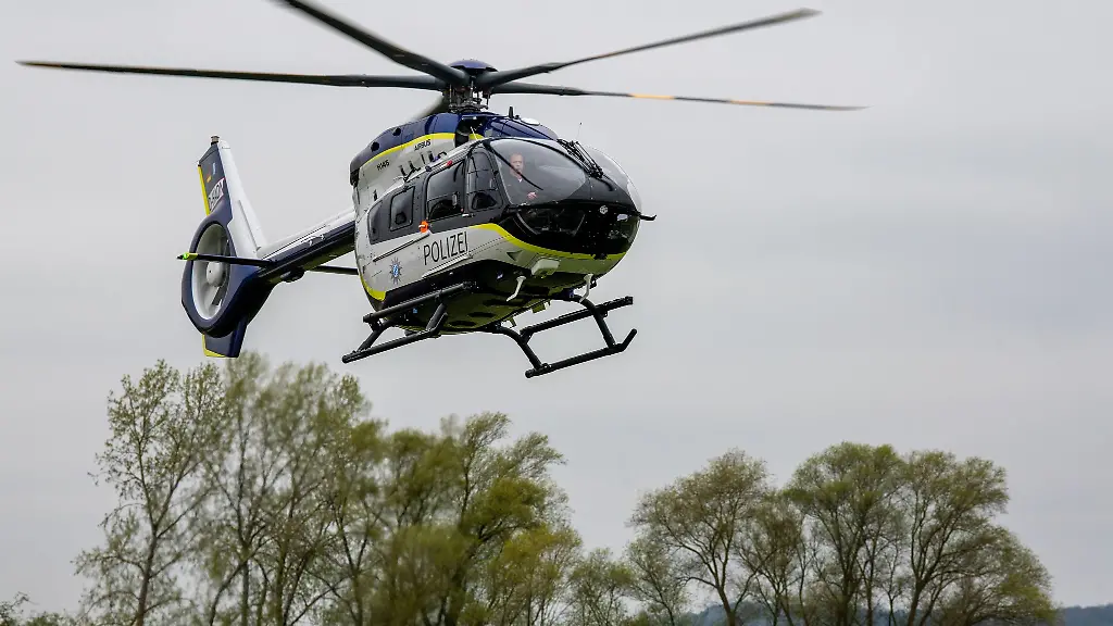 Die-Polizei-suchte-auch-mit-einem-Hubschrauber-nach-den-beiden-Maennern