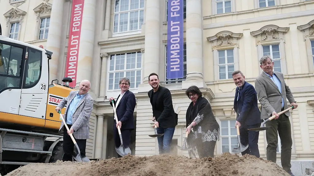Spatenstich-zum-Baubeginn-fuer-die-Begruenung-des-suedlichen-Schlossplatzes-am-Humboldt-Forum