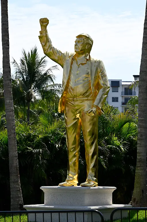 April-30-2026-Doral-Florida-USA-April-30-2026-Doral-Florida-USA-General-view-of-Donald-Trump-gold-leaf-bronzed-statue-that-stands-22-feet-tall-with-pedestal-is-viewed-outside-the-10th-hole-on-the-Blue-Monster-course-during-the-first-round-of-the-Cadillac-Championship-2026-at-Trump-National-Doral-Miami-on-April-30-2026-in-Doral-Florida-Credit-Image-A-Michele-Eve-Sandberg-ZUMA-Press-Wire