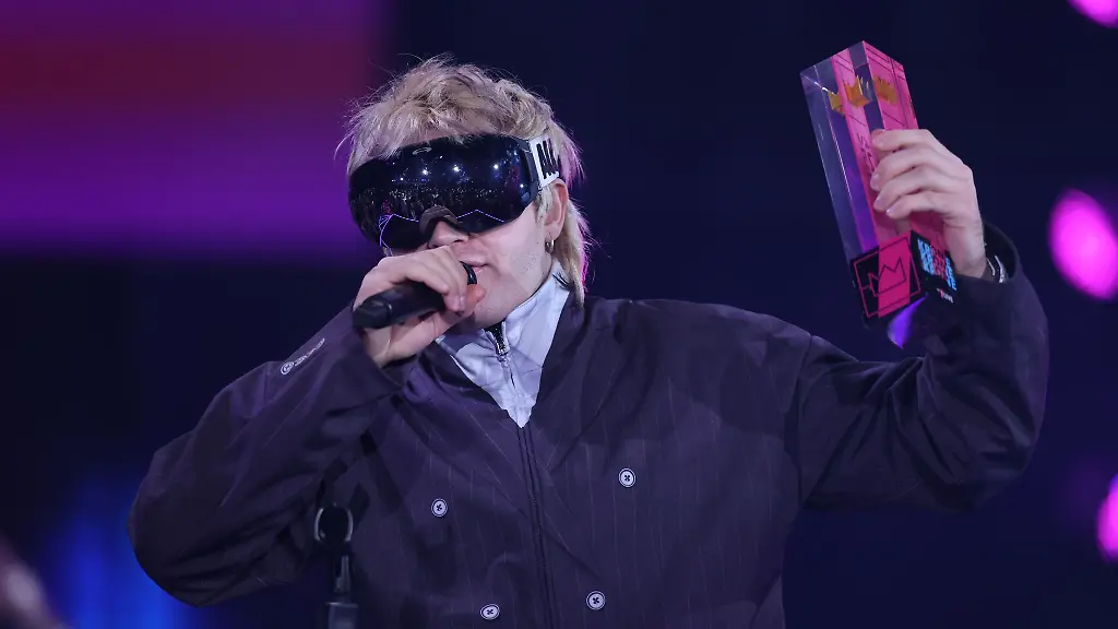 Eine-Skibrille-als-Markenzeichen-Der-Rapper-Ski-Aggu-Archivbild
