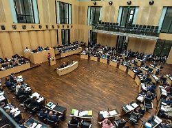 Eigene Initiativen der Länder: Bundesrat macht Weg frei für mehr Rente und Apothekenreform