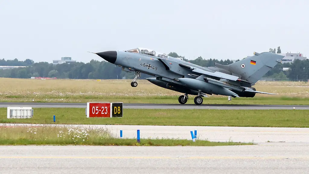 Ein-Tornado-Kampfflugzeug-der-Bundeswehr-muss-am-Samstagvormittag-einen-Triebwerkstest-am-Hamburger-Flughafen-machen