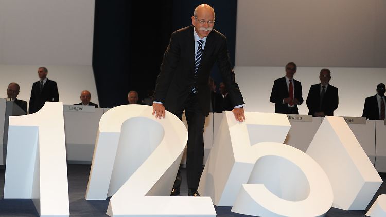 Dieter Zetsche eröffnet die Hauptversammlung im Zeichen des Jubiläums.