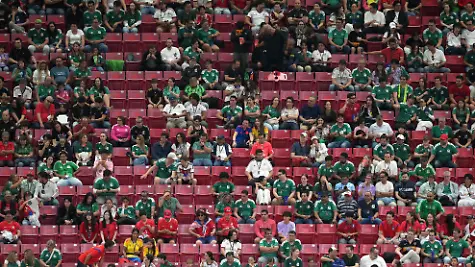 Fussball-Maenner-WM-Suedkorea-Tschechien-Vorrunde-Gruppe-A-Spieltag-1-Guadalajara-Stadion-in-Zapopan-bei-Guadalajara-Fans-verfolgen-das-Spiel