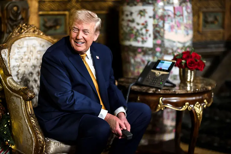 December-24-2025-Palm-Beach-Fl-United-States-of-America-U-S-President-Donald-Trump-takes-calls-from-children-during-the-annual-NORAD-Santa-Tracker-track-via-telephone-on-Christmas-eve-from-their-private-resort-Mar-a-Lago-December-24-2025-in-Palm-Beach-Florida