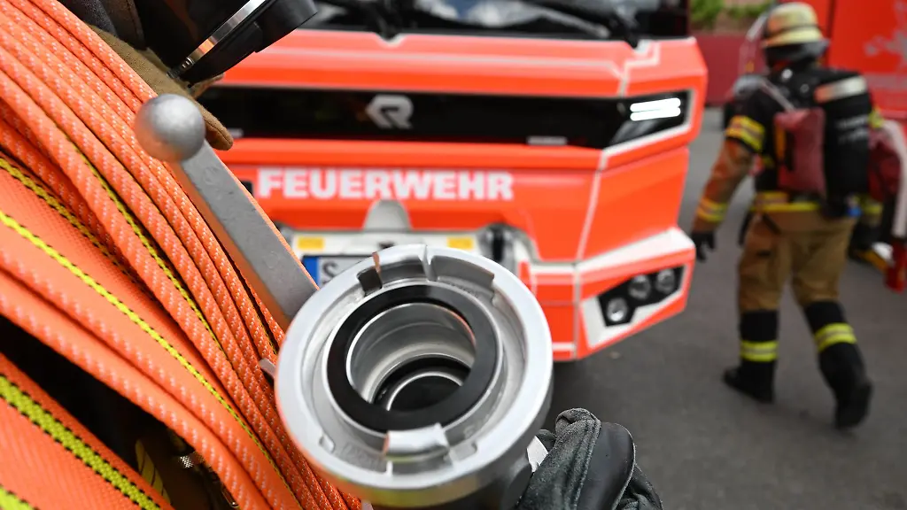 Feuerwehrleute-waren-in-der-Nacht-noch-mit-dem-Loeschen-der-Lagerhalle-beschaeftigt