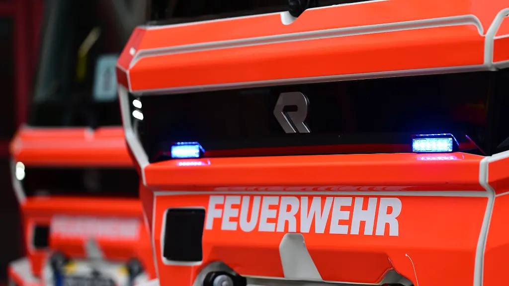 Ein-Feuerwehrmann-wird-waehrend-des-Einsatzes-leicht-verletzt