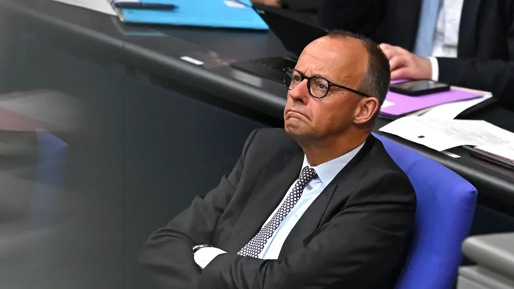 Bundeskanzler-Friedrich-Merz-CDU-waehrend-der-Sitzung-zum-GKV-Beitragssatzstabilisierungsgesetz-im-Plenarsaal-im-Bundestag