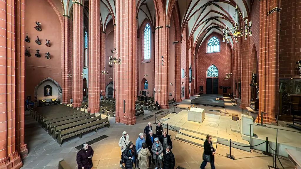 Im-Frankfurter-Dom-kostet-lediglich-eine-Turmbesteigung-Eintritt-die-Kirche-selbst-kann-kostenfrei-besichtigt-werden