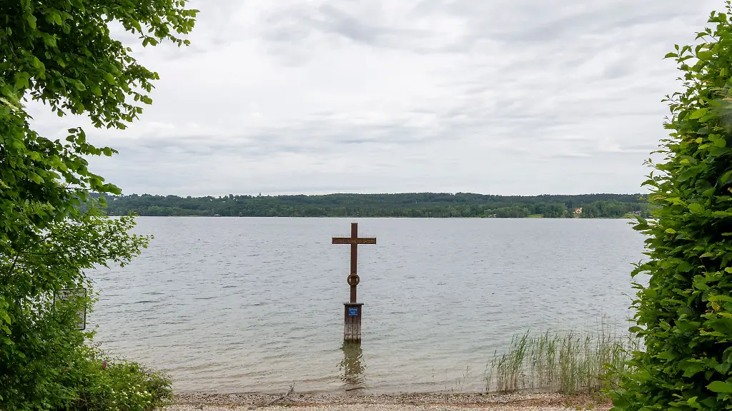 Ein-Kreuz-im-Starnberger-See-markiert-die-Stelle-an-der-Koenig-Ludwig-II-vor-140-Jahren-tot-gefunden-wurde