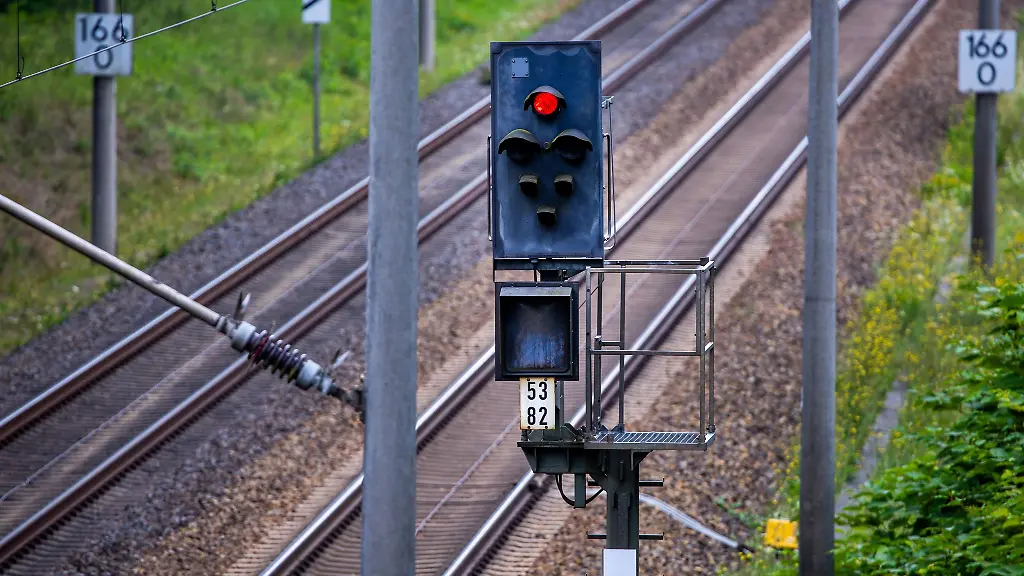 Auf-Bahnreisende-im-Sauerland-kommen-vor-allem-2027-lange-Streckensperrungen-zu-eine-erste-Bauphase-beginnt-aber-schon-am-Montag