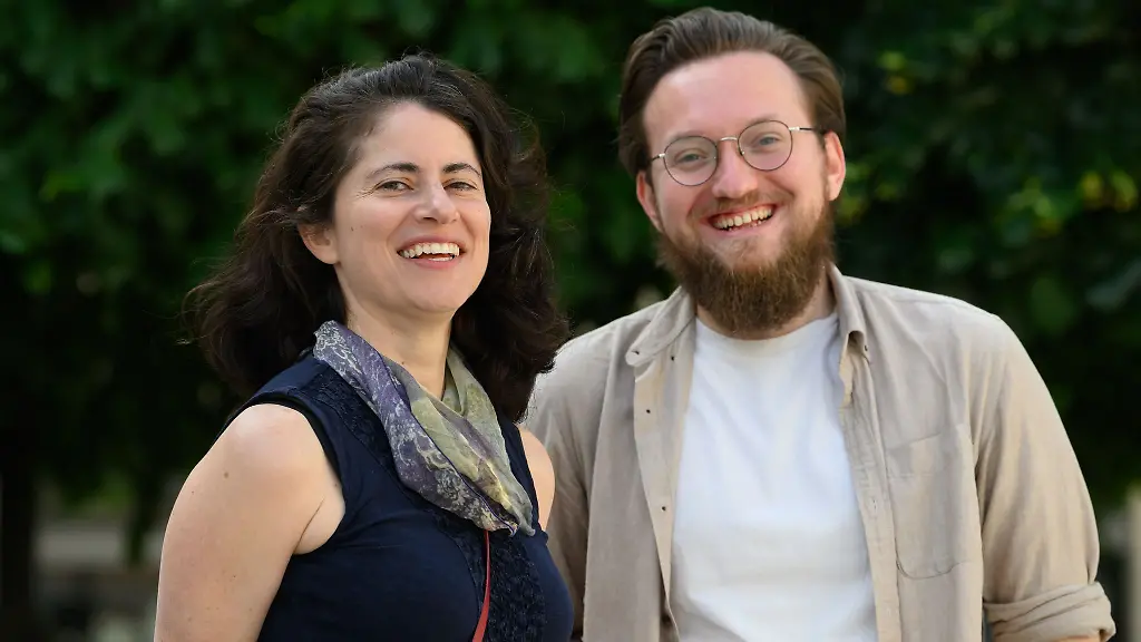 Kristen-Lackeos-l-aus-den-USA-Astronomin-am-Deutschen-Zentrum-fuer-Astrophysik-DZA-und-Pavlo-Plotko-aus-der-Ukraine-Wissenschaftsmanager-am-DZA-stehen-auf-dem-Marienplatz