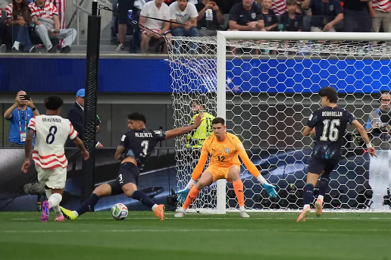 FIFA-World-Cup-WM-Weltmeisterschaft-Fussball-2026-Group-D-USA-vs-Paraguay-Weston-McKennie-of-USA-L-in-action-in-the-play-the-led-to-the-1-0-own-goal-by-Damian-Bobadilla-of-Paraguay-R-during-the-FIFA-World-Cup-2026-group-stage-match-USA-against-Paraguay-in-Los-Angeles-California-USA-12-June-2026