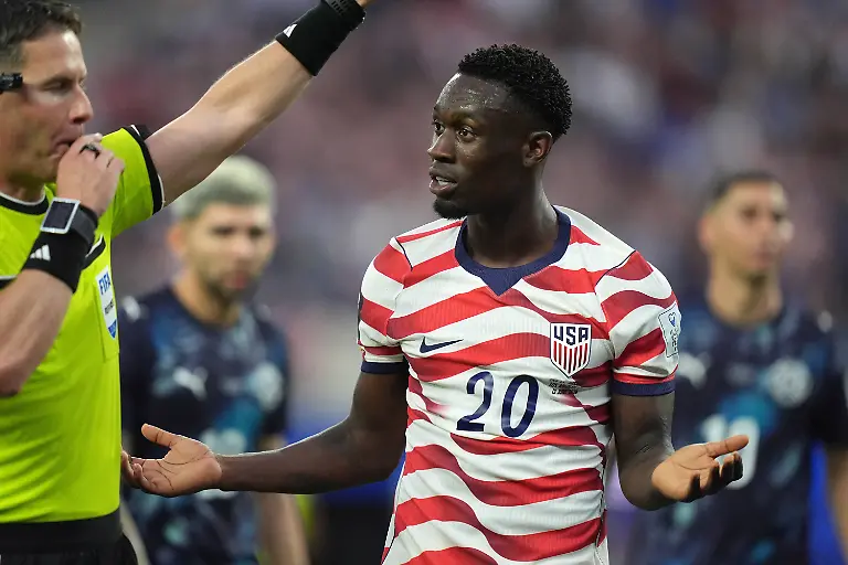 FIFA-World-Cup-WM-Weltmeisterschaft-Fussball-2026-Group-D-USA-vs-Paraguay-Folarin-Balogun-of-USA-R-interacts-with-referee-Danny-Makkelie-during-the-FIFA-World-Cup-2026-group-stage-match-USA-against-Paraguay-in-Los-Angeles-California-USA-12-June-2026