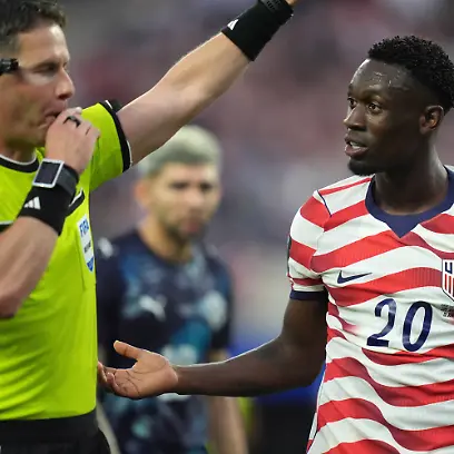 FIFA-World-Cup-WM-Weltmeisterschaft-Fussball-2026-Group-D-USA-vs-Paraguay-Folarin-Balogun-of-USA-R-interacts-with-referee-Danny-Makkelie-during-the-FIFA-World-Cup-2026-group-stage-match-USA-against-Paraguay-in-Los-Angeles-California-USA-12-June-2026