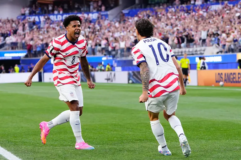USA-v-Paraguay-Group-D-FIFA-World-Cup-WM-Weltmeisterschaft-Fussball-2026-Weston-Mckennie-and-Christian-Pulisic-of-USA-celebrate-an-own-goal-scored-by-Damian-Bobadilla-of-Paraguay-during-the-FIFA-World-Cup-2026-Group-D-match-between-USA-and-Paraguay-at-Los-Angeles-Stadium-on-June-12-2026-in-Los-Angeles-California-Los-Angeles-California-United-States-PUBLICATIONxNOTxINxFRA-Copyright-xJosexBretonx-originalFilename-bretonhernandez-usavpara260612-npZC0