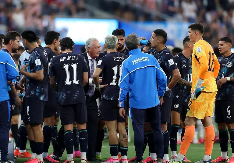260613-LOS-ANGELES-June-13-2026-Gustavo-Alfaro-C-head-coach-of-Paraguay-instructs-during-the-group-D-match-between-the-United-States-and-Paraguay-at-the-2026-FIFA-World-Cup-WM-Weltmeisterschaft-Fussball-at-Los-Angeles-Stadium-in-Los-Angeles-the-United-States-June-12-2026-SPU-S