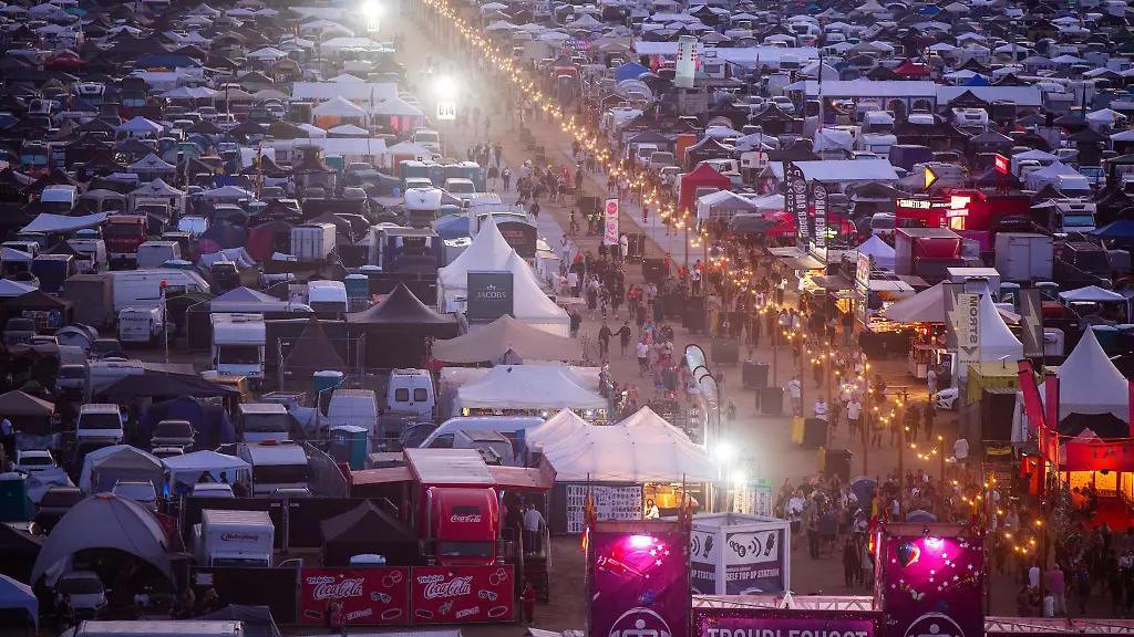 Viele-Besucher-kommen-mit-Zelt-Camper-oder-Wohnwagen-zum-Airbeat-One-Festival