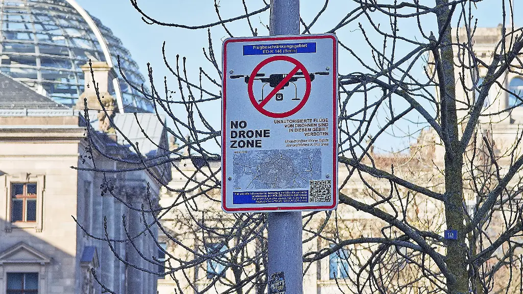 Berlin-Deutschland-Ein-Schild-vor-dem-Deutschen-Bundestag-weist-auf-das-Drohnen-Verbot-hin