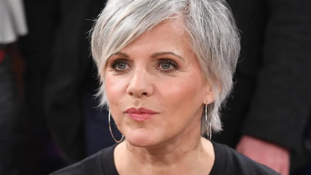 Die-Moderatorin-Birgit-Schrowange-sitzt-in-einem-Fernsehstudio