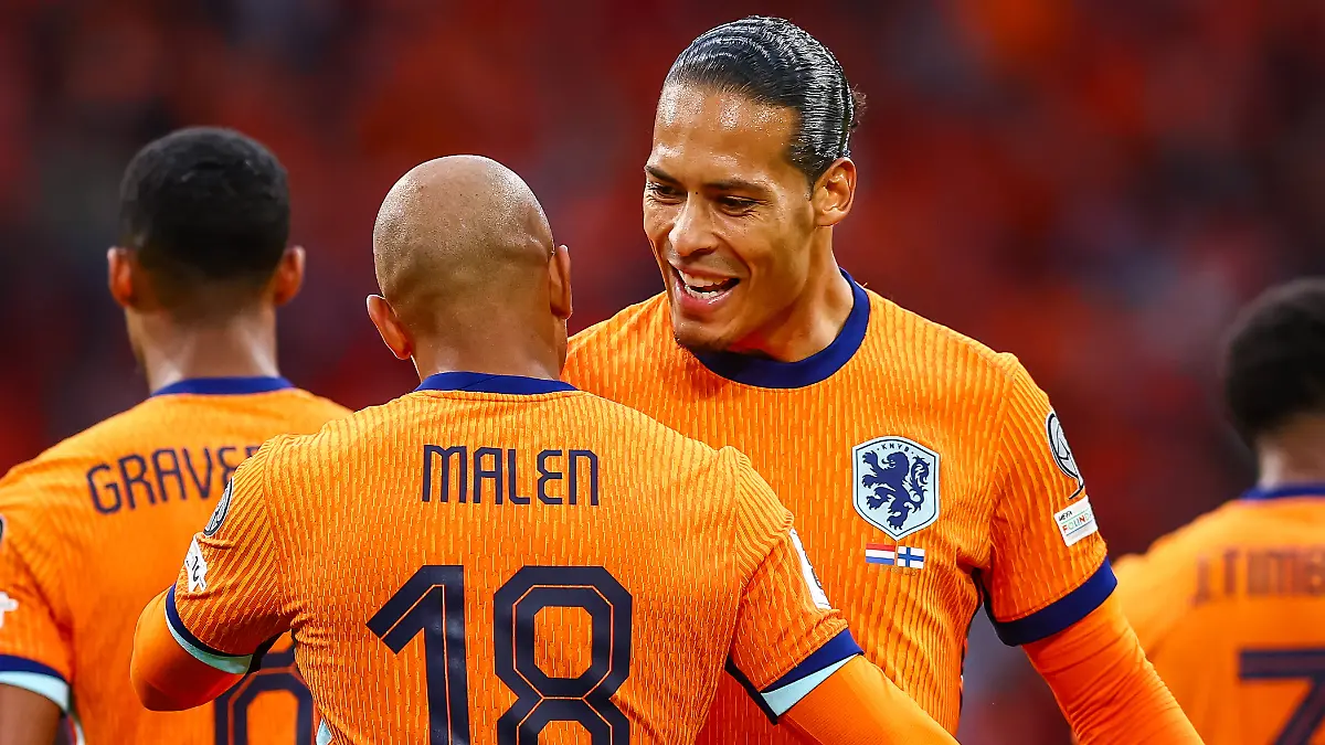 2025-10-12-Netherlands-v-Finland-FIFA-World-Cup-WM-Weltmeisterschaft-Fussball-2026-Qualifier-AMSTERDAM-NETHERLANDS-OCTOBER-12-Donyell-Malen-of-Netherlands-celebrates-after-scoring-his-teams-first-goal-with-Virgil-van-Dijk-of-Netherlands-during-the-FIFA-World-Cup-2026-Qualifier-match-between-Netherlands-and-Finland-at-Johan-Cruijff-ArenA-on-October-12-2025-in-Amsterdam-Netherlands-Amsterdam-Johan-Cruijff-ArenA-Netherlands-Content-not-available-for-redistribution-in-The-Netherlands-directly-or-indirectly-through-any-third-parties