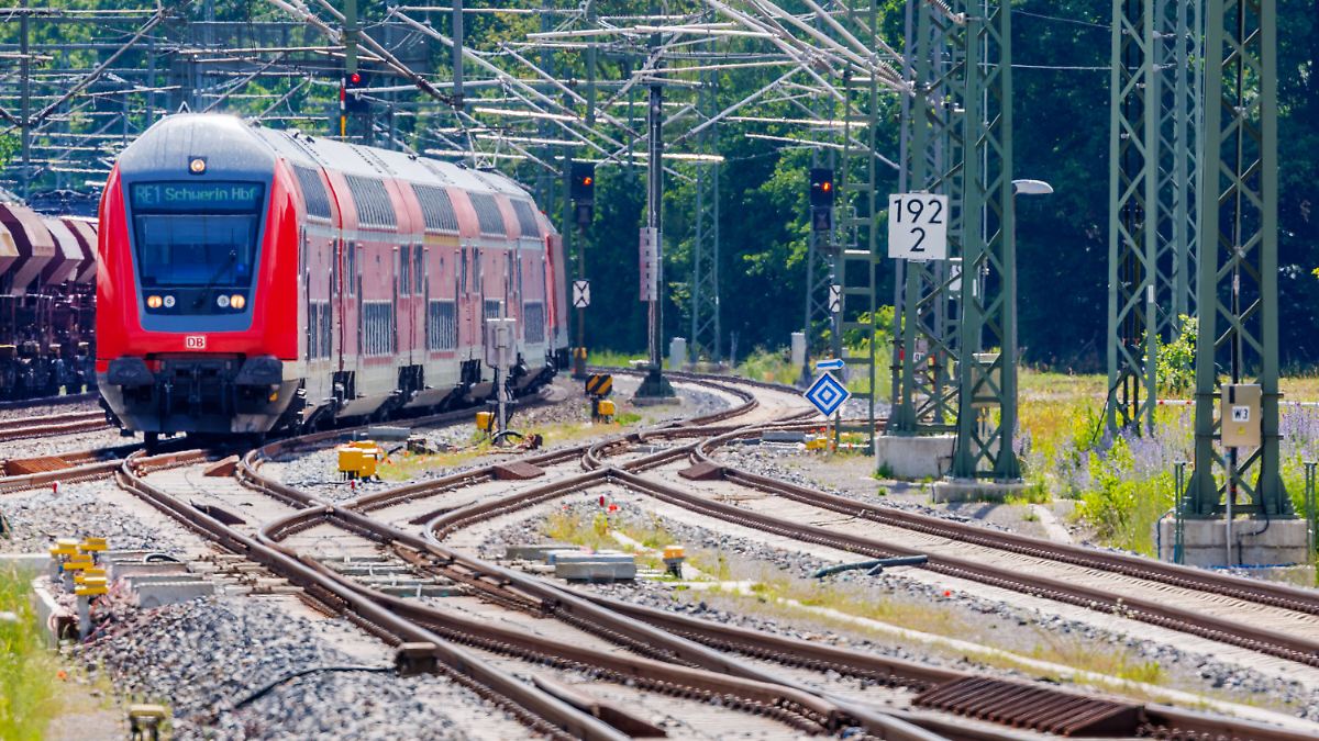 Enttäuschung Berlin - Hamburg : Bahnstrecke ab Sonntag wieder offen, aber Züge langsamer