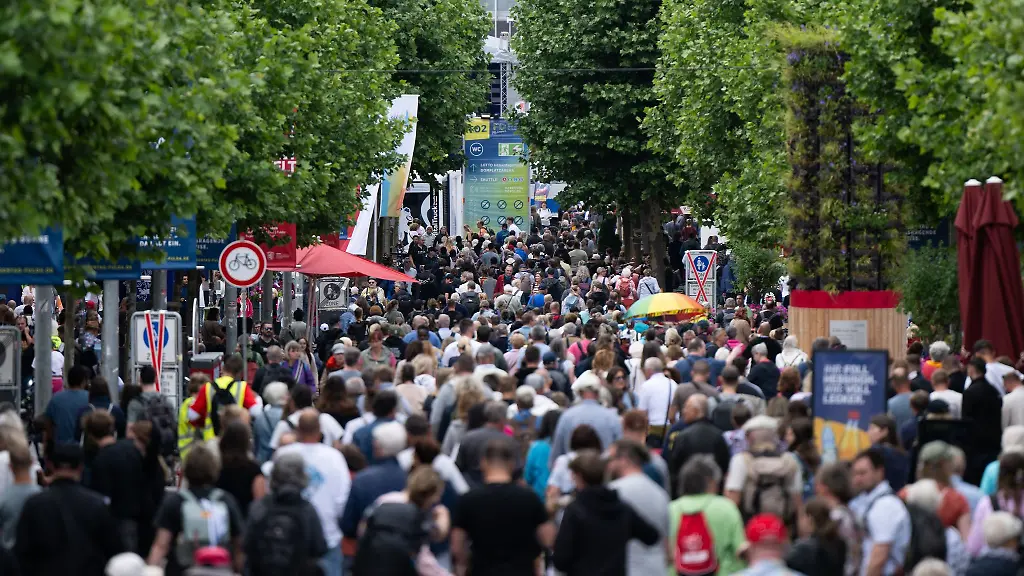 Zum-Start-des-ersten-Hessentag-Wochenendes-hat-sonniges-Wetter-zahlreiche-Menschen-nach-Fulda-gelockt